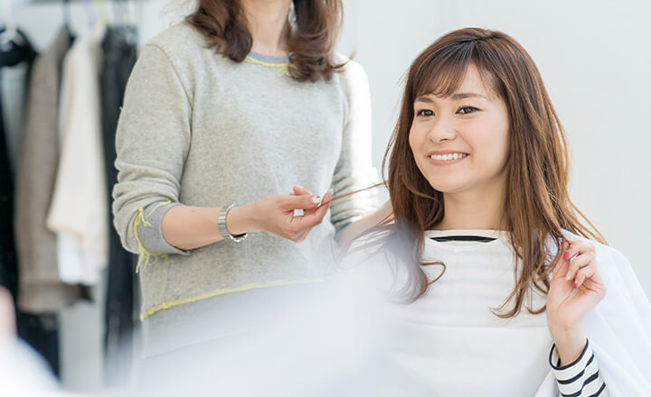 ヘアカラーをしている女性